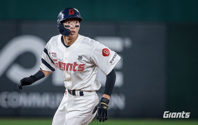롯데 자이언츠 외야수 김민석. 5월 24일 1군 엔트리에 복귀했다. 삼성 라이온즈 외국인 투수 데니 레예스를 상대로 7번타자 겸 좌익수로 선발출전한다. 사진 롯데 자이언츠