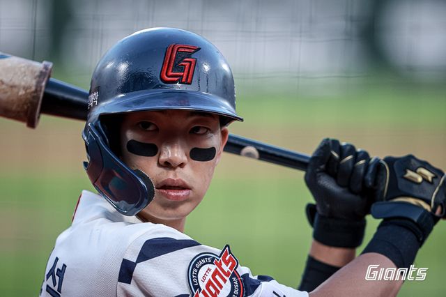 롯데 자이언츠 외야수 김민석. 5월 24일 1군 엔트리에 복귀했다. 삼성 라이온즈 외국인 투수 데니 레예스를 상대로 7번타자 겸 좌익수로 선발출전한다. 사진 롯데 자이언츠