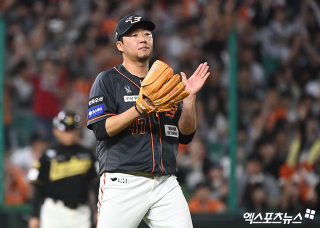 24일 오후 인천SSG랜더스필드에서 열린 2024 신한 SOL Bank KBO리그 한화 이글스와 SSG 랜더스의 경기, 7회말 수비를 마친 한화 김범수가 박수를 치고 있다. 인천, 김한준 기자