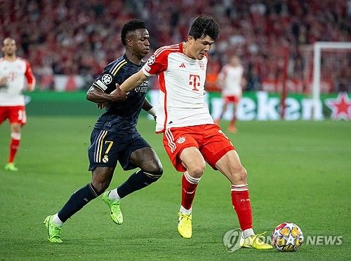 영국 언론 더 선이 24일(한국시간) 2024-2025시즌 잭 그릴리시가 이적할 가능성이 있는 바이에른 뮌헨의 예상 라인업을 공개했다. 이 라인업에 김민재 대신 다른 대형 센터백이 마타이스 더리흐트와 센터백으로 등장했다.&nbsp; 언론이 예상한 선발 라인업에 김민재 대신 연결되고 있는 로날드 아라우호(바르셀로나)가 등장했다. 여기에 왼쪽 풀백도 알폰소 데이비스 대신 이적설이 불거진 테오 에르난데스(AC밀란)가 이름을 올렸다.&nbsp;연합뉴스