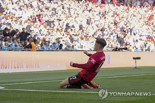 맨체스터 유나이티드는 25일 영국 런던에 위치한 웸블리 스타디움에서 열린 맨체스터 시티와의 잉글랜드 FA컵 결승전에서 승리하면서 우승을 차지했다. 이번 우승으로 맨유는 8년 만에 통산 13번째 FA컵 우승을 달성했고 지난 시즌 카라바오컵 우승에 이어 2년 연속 유관으로 시즌을 마쳤다. 또 FA컵에서 우승하면서 리그 8위를 차지했음에도 다음 시즌 UEFA 유로파리그에 진출할 수 있게 됐다. 맨유가 유로파리그로 향하면서 6위 첼시는 유로파 콘퍼런스리그에 나가고 7위 뉴캐슬 유나이티드는 유럽대항전 진출이 좌절됐다. 연합뉴스