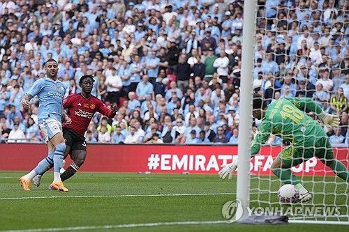 맨체스터 유나이티드는 25일 영국 런던에 위치한 웸블리 스타디움에서 열린 맨체스터 시티와의 잉글랜드 FA컵 결승전에서 승리하면서 우승을 차지했다. 이번 우승으로 맨유는 8년 만에 통산 13번째 FA컵 우승을 달성했고 지난 시즌 카라바오컵 우승에 이어 2년 연속 유관으로 시즌을 마쳤다. 또 FA컵에서 우승하면서 리그 8위를 차지했음에도 다음 시즌 UEFA 유로파리그에 진출할 수 있게 됐다. 맨유가 유로파리그로 향하면서 6위 첼시는 유로파 콘퍼런스리그에 나가고 7위 뉴캐슬 유나이티드는 유럽대항전 진출이 좌절됐다. 연합뉴스