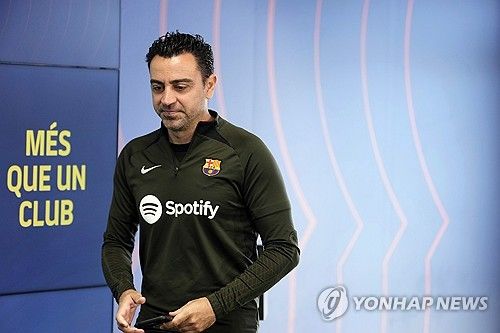 글로벌 매체 ESPN에 따르면 세비야를 이끄는 키케 플로레스 감독은 사비 에르난데스 감독을 경질하기로 결정한 바르셀로나를 비난했다. 바르셀로나는 불과 한 달 전 시즌 종료 후 팀을 떠나겠다는 사비 감독을 설득해 유임시켰지만 사비 감독의 인터뷰 발언을 근거로 경질하기로 결정했다. 이후 바르셀로나와의 라리가 최종전을 앞두고 있는 세비야의 플로레스 감독은 바르셀로나가 구단 레전드에 대한 대우가 좋지 않다며 쓴소리를 쏟아냈다. 연합뉴스