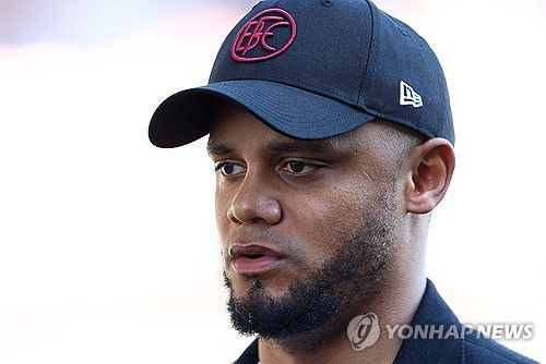 김민재가 뛰고 있는 독일 최고 명문 바이에른 뮌헨이 벨기에 출신의 세계적인 센터백으로 이름을 날렸던 뱅상 콤파니 감독을 데려오기 직전이다. 이적시장 전문가들이 그의 뮌헨 입성에 초읽기 사인을 보냈다. 뮌헨과 콤파니의 현 소속팀인 번리가 위약금 협상을 거의 마쳤다. 콤파니는 코칭스태프 조각에 들어갔다. 다만 현역 시절 프리미어리그에서 화이팅 넘치는 공격적인 플레이로 각광받았던 크레이그 벨라미는 뮌헨에 오지 않고 번리에 남을 예정이다. 연합뉴스