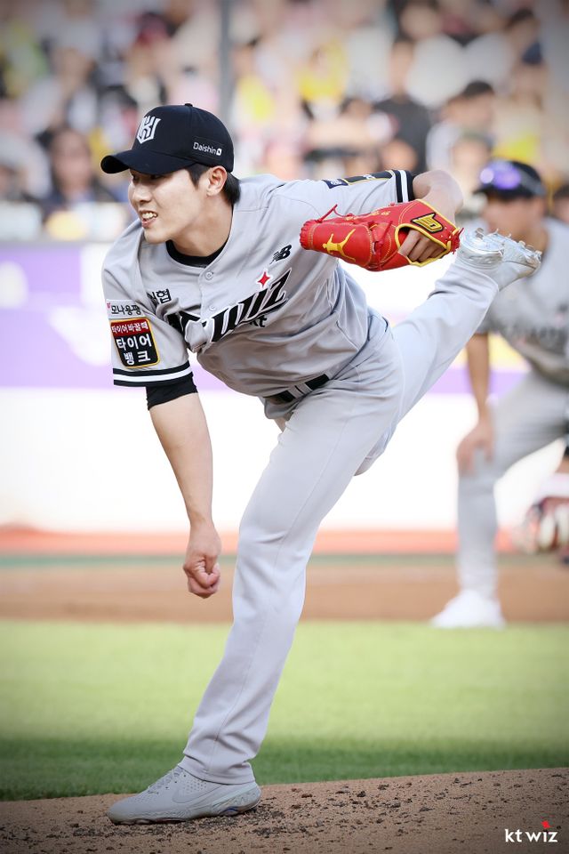 KT 위즈 투수 한차현이 경기에 구원 등판해 투구하고 있다. KT 위즈 제공