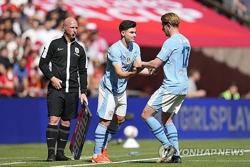 맨체스터 유나이티드는 25일 영국 런던에 위치한 웸블리 스타디움에서 열린 맨체스터 시티와의 잉글랜드 FA컵 결승전에서 승리하면서 우승을 차지했다. 이번 우승으로 맨유는 8년 만에 통산 13번째 FA컵 우승을 달성했고 지난 시즌 카라바오컵 우승에 이어 2년 연속 유관으로 시즌을 마쳤다. 또 FA컵에서 우승하면서 리그 8위를 차지했음에도 다음 시즌 UEFA 유로파리그에 진출할 수 있게 됐다. 맨유가 유로파리그로 향하면서 6위 첼시는 유로파 콘퍼런스리그에 나가고 7위 뉴캐슬 유나이티드는 유럽대항전 진출이 좌절됐다. 연합뉴스