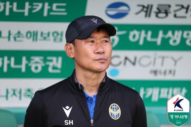 인천 유나이티드와 광주FC가 25일 오후 7시 인천축구전용경기장에서 '하나은행 K리그1 2024' 14라운드 맞대결을 갖는다. 인천은 6위(4승 5무 4패∙승점 17)로 7위 광주(5승 8패∙승점15)와 단 2점 차이다. 인천은 12라운드 FC서울과의 홈 경기에서 1-2로 패하고 경기 종료 직후 물병 투척 사건이 발생하면서 홈 응원석이 폐쇄되는 징계를 받았다.&nbsp;이 경기부터 인천은 5경기 동안 홈 응원석이 퍠쇄된다. 한국프로축구연맹
