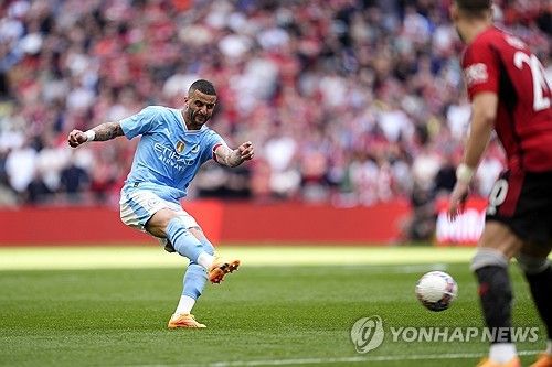 맨체스터 유나이티드는 25일 영국 런던에 위치한 웸블리 스타디움에서 열린 맨체스터 시티와의 잉글랜드 FA컵 결승전에서 승리하면서 우승을 차지했다. 이번 우승으로 맨유는 8년 만에 통산 13번째 FA컵 우승을 달성했고 지난 시즌 카라바오컵 우승에 이어 2년 연속 유관으로 시즌을 마쳤다. 또 FA컵에서 우승하면서 리그 8위를 차지했음에도 다음 시즌 UEFA 유로파리그에 진출할 수 있게 됐다. 맨유가 유로파리그로 향하면서 6위 첼시는 유로파 콘퍼런스리그에 나가고 7위 뉴캐슬 유나이티드는 유럽대항전 진출이 좌절됐다. 연합뉴스