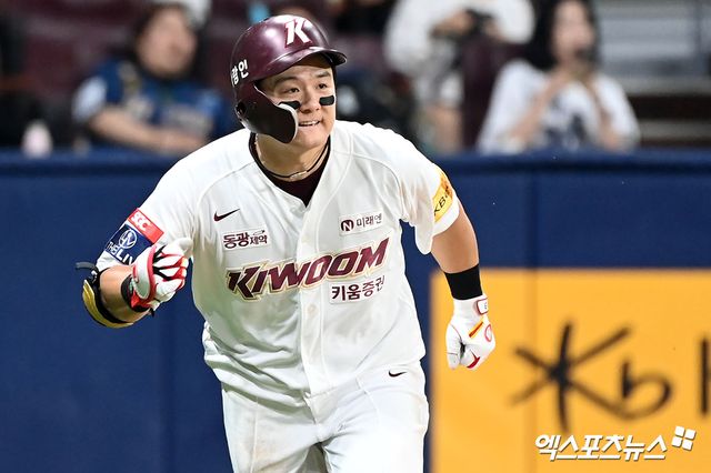 키움 히어로즈 최주환이 경기 중 안타를 친 뒤 1루로 달려나가고 있다. 엑스포츠뉴스 DB