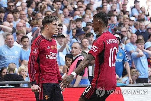 맨체스터 유나이티드는 25일 영국 런던에 위치한 웸블리 스타디움에서 열린 맨체스터 시티와의 잉글랜드 FA컵 결승전에서 승리하면서 우승을 차지했다. 이번 우승으로 맨유는 8년 만에 통산 13번째 FA컵 우승을 달성했고 지난 시즌 카라바오컵 우승에 이어 2년 연속 유관으로 시즌을 마쳤다. 또 FA컵에서 우승하면서 리그 8위를 차지했음에도 다음 시즌 UEFA 유로파리그에 진출할 수 있게 됐다. 맨유가 유로파리그로 향하면서 6위 첼시는 유로파 콘퍼런스리그에 나가고 7위 뉴캐슬 유나이티드는 유럽대항전 진출이 좌절됐다. 연합뉴스