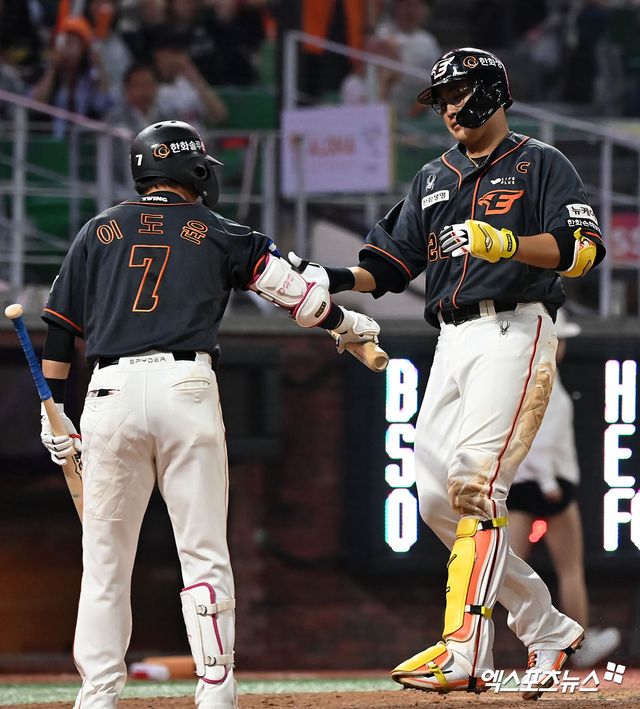 24일 오후 인천SSG랜더스필드에서 열린 2024 신한 SOL Bank KBO리그 한화 이글스와 SSG 랜더스의 경기, 7회초 2사 한화 채은성이 솔로 홈런을 날린 후 이도윤의 축하를 받고 있다. 인천, 김한준 기자