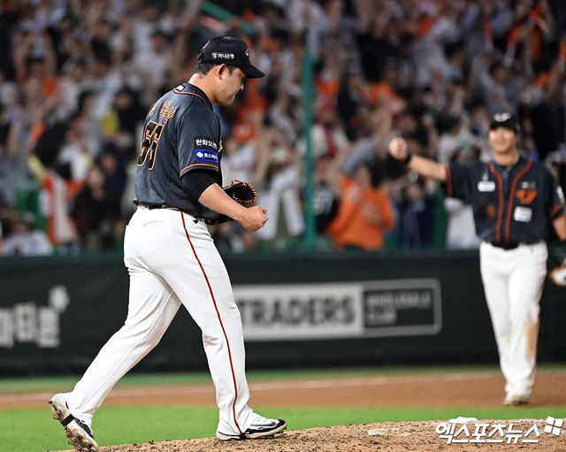 24일 오후 인천SSG랜더스필드에서 열린 2024 신한 SOL Bank KBO리그 한화 이글스와 SSG 랜더스의 경기, 한화가 김태연, 노시환, 채은성의 홈런에 힘입어 SSG에 7-5로 승리했다. 이날 경기에서 승리한 한화 주현상이 기뻐하고 있다. 인천, 김한준 기자