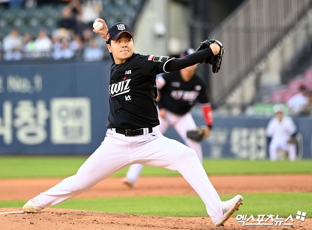 KT 위즈 구원투수 손동현이 경기에 등판해 투구하고 있다. 엑스포츠뉴스 DB