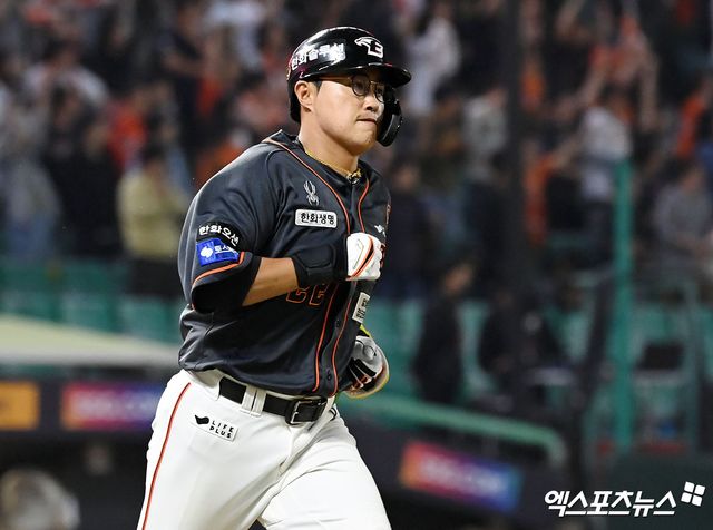 24일 오후 인천SSG랜더스필드에서 열린 2024 신한 SOL Bank KBO리그 한화 이글스와 SSG 랜더스의 경기, 7회초 2사 한화 채은성이 솔로 홈런을 날리고 있다. 인천, 김한준 기자