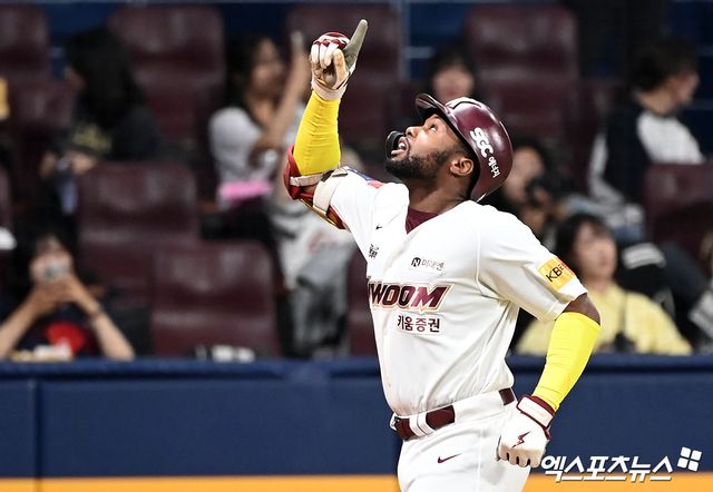 키움 히어로즈 외인 타자 로니 도슨이 경기 중 홈런을 친 뒤 세리머니하고 있다. 엑스포츠뉴스 DB