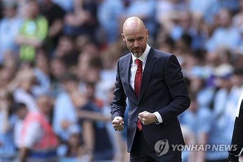 맨체스터 유나이티드는 25일 영국 런던에 위치한 웸블리 스타디움에서 열린 맨체스터 시티와의 잉글랜드 FA컵 결승전에서 승리하면서 우승을 차지했다. 이번 우승으로 맨유는 8년 만에 통산 13번째 FA컵 우승을 달성했고 지난 시즌 카라바오컵 우승에 이어 2년 연속 유관으로 시즌을 마쳤다. 또 FA컵에서 우승하면서 리그 8위를 차지했음에도 다음 시즌 UEFA 유로파리그에 진출할 수 있게 됐다. 맨유가 유로파리그로 향하면서 6위 첼시는 유로파 콘퍼런스리그에 나가고 7위 뉴캐슬 유나이티드는 유럽대항전 진출이 좌절됐다. 연합뉴스