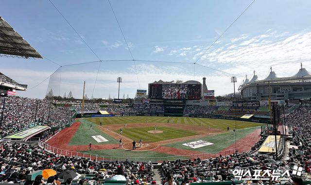 24일 오후 인천SSG랜더스필드에서 열린 2024 신한 SOL Bank KBO리그 롯데 자이언츠와 SSG 랜더스의 경기, 관중들이 경기를 관람하고 있다. 엑스포츠뉴스 DB