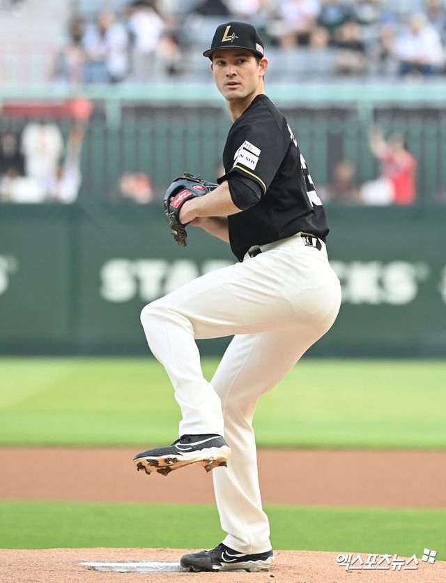 24일 오후 인천SSG랜더스필드에서 열린 2024 신한 SOL Bank KBO리그 한화 이글스와 SSG 랜더스의 경기, 1회초 SSG 선발투수 앤더슨이 공을 힘차게 던지고 있다. 인천, 김한준 기자