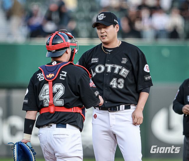 롯데 자이언츠 우완 나균안. 지난 5월 24일 삼성 라이온즈와의 사직 홈 경기에 선발등판, 4이닝 5실점으로 부진했다. 사진 롯데 자이언츠