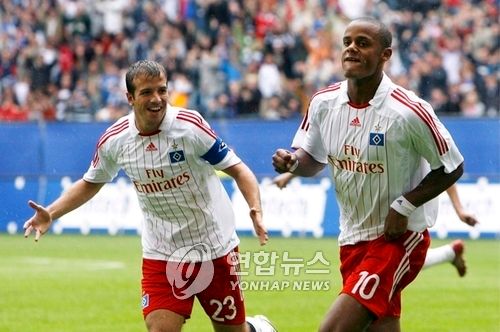 김민재가 뛰고 있는 독일 최고 명문 바이에른 뮌헨이 벨기에 출신의 세계적인 센터백으로 이름을 날렸던 뱅상 콤파니 감독을 데려오기 직전이다. 이적시장 전문가들이 그의 뮌헨 입성에 초읽기 사인을 보냈다. 뮌헨과 콤파니의 현 소속팀인 번리가 위약금 협상을 거의 마쳤다. 콤파니는 코칭스태프 조각에 들어갔다. 다만 현역 시절 프리미어리그에서 화이팅 넘치는 공격적인 플레이로 각광받았던 크레이그 벨라미는 뮌헨에 오지 않고 번리에 남을 예정이다. 연합뉴스