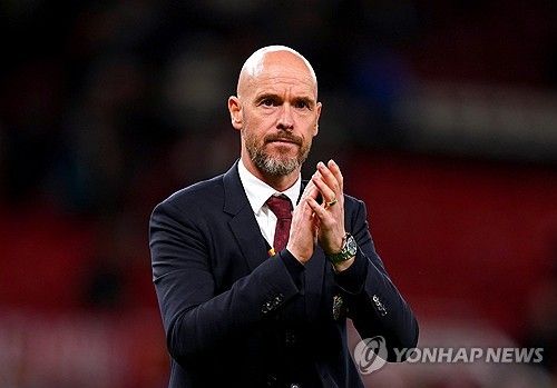 맨체스터 유나이티드가 에릭 텐하흐 감독을 경질하기로 결단 내렸다. FA컵 결과와 상관 없이 턴하흐를 내보낼 예정이다. 25일 영국 가디언에 따르면 맨유는 FA컵 결과와 관계 없이 텐하흐를 경질하기로 결정했다. 이번 결정은 짐 랫클리프 구단주를 비롯해 그의 동료들이 내릴 가장 중요한 결정이 될 예정이다. 맨유는 1990년 이후 리그 최악의 성적을 기록했고, 역대 최저 승점을 거뒀다. 처음으로 마이너스 골득실차를 기록했고, 1976-77시즌 이후 단일 시즌 최다 실점 기록도 세웠다. 연합뉴스