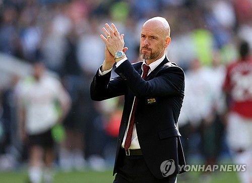 맨체스터 유나이티드가 에릭 텐하흐 감독을 경질하기로 결단 내렸다. FA컵 결과와 상관 없이 턴하흐를 내보낼 예정이다. 25일 영국 가디언에 따르면 맨유는 FA컵 결과와 관계 없이 텐하흐를 경질하기로 결정했다. 이번 결정은 짐 랫클리프 구단주를 비롯해 그의 동료들이 내릴 가장 중요한 결정이 될 예정이다. 맨유는 1990년 이후 리그 최악의 성적을 기록했고, 역대 최저 승점을 거뒀다. 처음으로 마이너스 골득실차를 기록했고, 1976-77시즌 이후 단일 시즌 최다 실점 기록도 세웠다. 연합뉴스