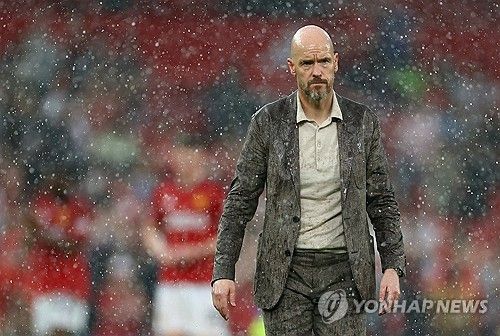 유럽 축구 소식 전문가 파브리치오 로마노 기자에 따르면 맨체스터 유나이티드 사령탑 에릭 턴 하흐 감독은 네덜란드 매체 풋볼 인터내셔널과의 인터뷰에서 일부 사람들에게 불만을 드러냈다. 올시즌 프리미어리그 8위로 시즌을 마무리해 경질 위기에 처한 턴 하흐 감독은 맨유의 마지막 리그 우승이 11년 전임에도 여전히 맨유가 최상위권에서 경쟁할 수 있다고 믿고 있는 팬들이 많다고 불만을 쏟아냈다. 또 지난 시즌 자신을 응원한 이들이 지금은 프리미어리그 최악의 감독이라고 부른다며 배신감을 드러냈다. 연합뉴스