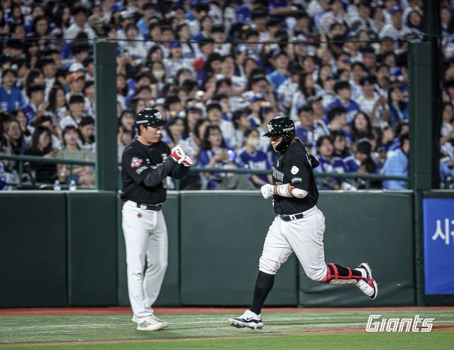 롯데 자이언츠 포수 유강남. 5월 25일 삼성 라이온즈와의 사직 홈 경기에서 2안타 1홈런 2타점의 맹타를 휘두르고 팀의 역전승을 견인했다. 사진 롯데 자이언츠