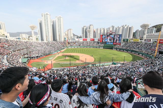 25일 부산 사직야구장에서 열린 2024 신한 SOL Bank KBO리그 롯데 자이언츠와 삼성 라이온즈의 팀 간 7차전이 매진됐다. 사직야구장 수용 가능 인원 2만 2758석이 모두 판매됐다. 홈 팀 롯데의 올 시즌 4번째 매진 경기다. 사진 롯데 자이언츠