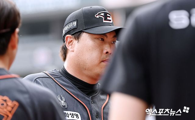 25일 오후 인천SSG랜더스필드에서 열린 2024 신한 SOL Bank KBO리그 한화 이글스와 SSG 랜더스의 경기, 1회말 수비를 마친 한화 선발투수 류현진이 더그아웃으로 향하고 있다. 인천, 김한준 기자