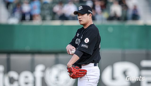 롯데 자이언츠 우완 나균안. 지난 5월 24일 삼성 라이온즈와의 사직 홈 경기에 선발등판, 4이닝 5실점으로 부진했다. 사진 롯데 자이언츠