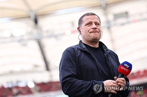 '스카이스포츠 독일'은&nbsp;24일(한국시간) 뮌헨이 콤파니 번리 감독에게 2027년까지 3년 계약을 제시했으며 이미 개인 합의는 마쳤고 구단 간 협상이 이어지고 있다고 전했다. 뮌헨은 번리와 보상금을 두고 협상을 이어가고 있고 잘 마무리된다면 콤파니는 뮌헨 감독으로 부임하게 된다. 연합뉴스