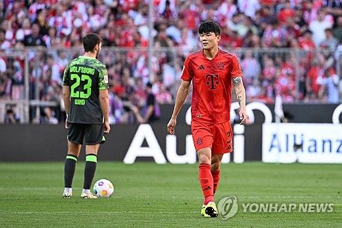 독일 스포르트1은 24일 바이에른 뮌헨이 김민재에게 1년 더 기회를 줄 거라고 보도했다. 시즌 개막 전부터 기초군사훈련으로 충분히 쉬지 못했고, 겨울에는 아시안컵 참가로 체력적인 부담이 있었기에 부진할 수밖에 없는 환경이었다고 분석했다. 매체가 파악한 바에 따르면 뮌헨 관계자들은 여전히 김민재를 신뢰하고 있다. 최근 방출설과는 상반된 소식이다. 스포르트1은 토마스 투헬 감독이 떠나면 김민재에게 새로운 기회가 주어질 것이며 새로운 감독은 김민재의 능력만 보고 평가할 거라고 전망했다. 연합뉴스