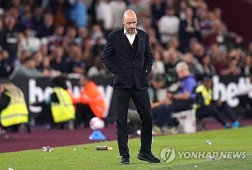 맨체스터 유나이티드가 에릭 텐하흐 감독을 경질하기로 결단 내렸다. FA컵 결과와 상관 없이 턴하흐를 내보낼 예정이다. 25일 영국 가디언에 따르면 맨유는 FA컵 결과와 관계 없이 텐하흐를 경질하기로 결정했다. 이번 결정은 짐 랫클리프 구단주를 비롯해 그의 동료들이 내릴 가장 중요한 결정이 될 예정이다. 맨유는 1990년 이후 리그 최악의 성적을 기록했고, 역대 최저 승점을 거뒀다. 처음으로 마이너스 골득실차를 기록했고, 1976-77시즌 이후 단일 시즌 최다 실점 기록도 세웠다. 연합뉴스