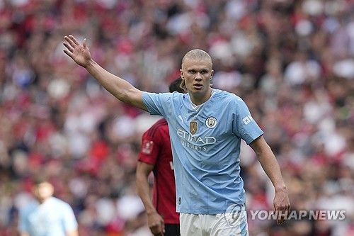 맨체스터 유나이티드는 25일 영국 런던에 위치한 웸블리 스타디움에서 열린 맨체스터 시티와의 잉글랜드 FA컵 결승전에서 승리하면서 우승을 차지했다. 이번 우승으로 맨유는 8년 만에 통산 13번째 FA컵 우승을 달성했고 지난 시즌 카라바오컵 우승에 이어 2년 연속 유관으로 시즌을 마쳤다. 또 FA컵에서 우승하면서 리그 8위를 차지했음에도 다음 시즌 UEFA 유로파리그에 진출할 수 있게 됐다. 맨유가 유로파리그로 향하면서 6위 첼시는 유로파 콘퍼런스리그에 나가고 7위 뉴캐슬 유나이티드는 유럽대항전 진출이 좌절됐다. 연합뉴스