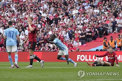 맨체스터 유나이티드는 25일 영국 런던에 위치한 웸블리 스타디움에서 열린 맨체스터 시티와의 잉글랜드 FA컵 결승전에서 승리하면서 우승을 차지했다. 이번 우승으로 맨유는 8년 만에 통산 13번째 FA컵 우승을 달성했고 지난 시즌 카라바오컵 우승에 이어 2년 연속 유관으로 시즌을 마쳤다. 또 FA컵에서 우승하면서 리그 8위를 차지했음에도 다음 시즌 UEFA 유로파리그에 진출할 수 있게 됐다. 맨유가 유로파리그로 향하면서 6위 첼시는 유로파 콘퍼런스리그에 나가고 7위 뉴캐슬 유나이티드는 유럽대항전 진출이 좌절됐다. 연합뉴스