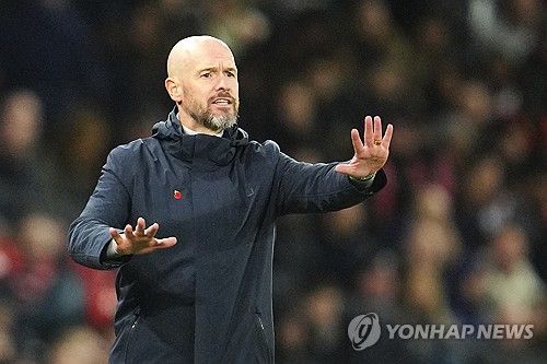 유럽 축구 소식 전문가 파브리치오 로마노 기자에 따르면 맨체스터 유나이티드 사령탑 에릭 턴 하흐 감독은 네덜란드 매체 풋볼 인터내셔널과의 인터뷰에서 일부 사람들에게 불만을 드러냈다. 올시즌 프리미어리그 8위로 시즌을 마무리해 경질 위기에 처한 턴 하흐 감독은 맨유의 마지막 리그 우승이 11년 전임에도 여전히 맨유가 최상위권에서 경쟁할 수 있다고 믿고 있는 팬들이 많다고 불만을 쏟아냈다. 또 지난 시즌 자신을 응원한 이들이 지금은 프리미어리그 최악의 감독이라고 부른다며 배신감을 드러냈다. 연합뉴스