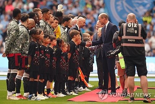 맨체스터 유나이티드는 25일 영국 런던에 위치한 웸블리 스타디움에서 열린 맨체스터 시티와의 잉글랜드 FA컵 결승전에서 승리하면서 우승을 차지했다. 이번 우승으로 맨유는 8년 만에 통산 13번째 FA컵 우승을 달성했고 지난 시즌 카라바오컵 우승에 이어 2년 연속 유관으로 시즌을 마쳤다. 또 FA컵에서 우승하면서 리그 8위를 차지했음에도 다음 시즌 UEFA 유로파리그에 진출할 수 있게 됐다. 맨유가 유로파리그로 향하면서 6위 첼시는 유로파 콘퍼런스리그에 나가고 7위 뉴캐슬 유나이티드는 유럽대항전 진출이 좌절됐다. 연합뉴스