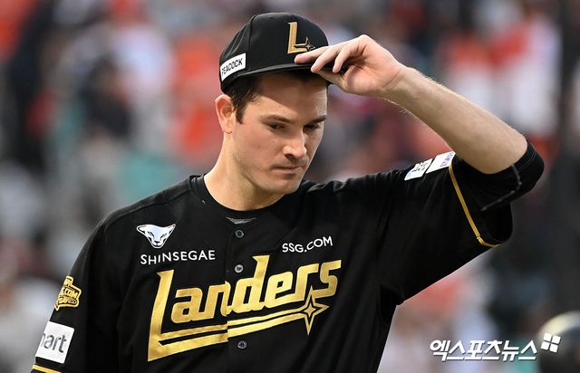 24일 오후 인천SSG랜더스필드에서 열린 2024 신한 SOL Bank KBO리그 한화 이글스와 SSG 랜더스의 경기, 3회초 수비를 마친 SSG 선발투수 앤더슨이 더그아웃으로 향하고 있다. 인천, 김한준 기자