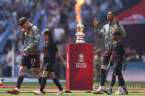 맨체스터 유나이티드는 25일 영국 런던에 위치한 웸블리 스타디움에서 열린 맨체스터 시티와의 잉글랜드 FA컵 결승전에서 승리하면서 우승을 차지했다. 이번 우승으로 맨유는 8년 만에 통산 13번째 FA컵 우승을 달성했고 지난 시즌 카라바오컵 우승에 이어 2년 연속 유관으로 시즌을 마쳤다. 또 FA컵에서 우승하면서 리그 8위를 차지했음에도 다음 시즌 UEFA 유로파리그에 진출할 수 있게 됐다. 맨유가 유로파리그로 향하면서 6위 첼시는 유로파 콘퍼런스리그에 나가고 7위 뉴캐슬 유나이티드는 유럽대항전 진출이 좌절됐다. 연합뉴스