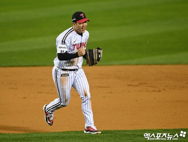 문보경은 25일 잠실구장에서 열린 '2024 신한 SOL Bank KBO 리그' NC 다이노스와 주말 3연전 두 번째 경기에서 6번타자 3루수로 선발 출전. 6회초 환상적인 수비로 병살타를 만들며 팀을 위기에서 구해냈다. 엑스포츠뉴스 DB