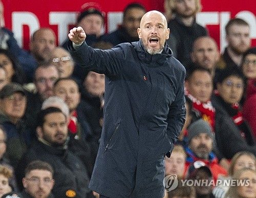 유럽 축구 소식 전문가 파브리치오 로마노 기자에 따르면 맨체스터 유나이티드 사령탑 에릭 턴 하흐 감독은 네덜란드 매체 풋볼 인터내셔널과의 인터뷰에서 일부 사람들에게 불만을 드러냈다. 올시즌 프리미어리그 8위로 시즌을 마무리해 경질 위기에 처한 턴 하흐 감독은 맨유의 마지막 리그 우승이 11년 전임에도 여전히 맨유가 최상위권에서 경쟁할 수 있다고 믿고 있는 팬들이 많다고 불만을 쏟아냈다. 또 지난 시즌 자신을 응원한 이들이 지금은 프리미어리그 최악의 감독이라고 부른다며 배신감을 드러냈다. 연합뉴스