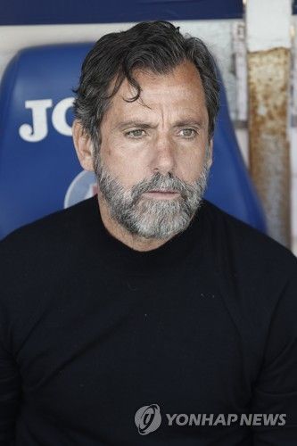 글로벌 매체 ESPN에 따르면 세비야를 이끄는 키케 플로레스 감독은 사비 에르난데스 감독을 경질하기로 결정한 바르셀로나를 비난했다. 바르셀로나는 불과 한 달 전 시즌 종료 후 팀을 떠나겠다는 사비 감독을 설득해 유임시켰지만 사비 감독의 인터뷰 발언을 근거로 경질하기로 결정했다. 이후 바르셀로나와의 라리가 최종전을 앞두고 있는 세비야의 플로레스 감독은 바르셀로나가 구단 레전드에 대한 대우가 좋지 않다며 쓴소리를 쏟아냈다. 연합뉴스