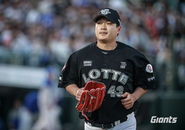 롯데 자이언츠 우완 나균안. 지난 5월 24일 삼성 라이온즈와의 사직 홈 경기에 선발등판, 4이닝 5실점으로 부진했다. 사진 롯데 자이언츠