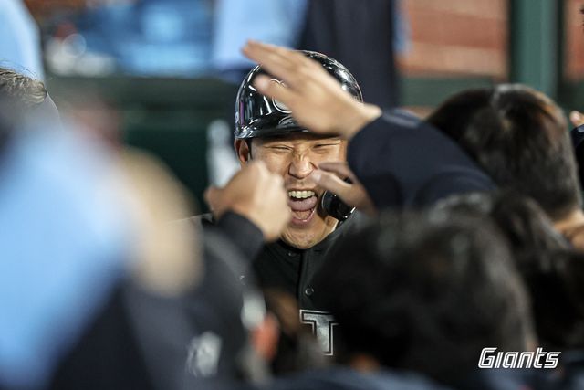 롯데 자이언츠 포수 유강남. 5월 25일 삼성 라이온즈와의 사직 홈 경기에서 2안타 1홈런 2타점의 맹타를 휘두르고 팀의 역전승을 견인했다. 사진 롯데 자이언츠