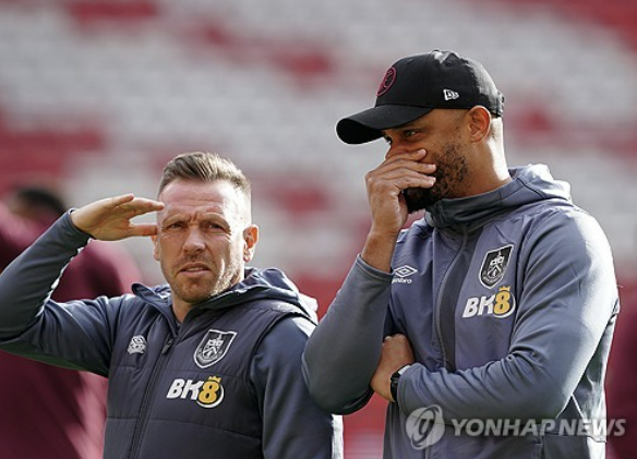 ​​벨기에 출신 세계적인 중앙수비수 뱅상 콤파니가 한국 최고의 수비수 김민재를 가르치게 됐다. 이적시장 전문가 파브리치오 로마노는 25일 독일 바이에른 뮌헨이 콤파니를 감독으로 영입하기 위해 콤파니 현 소속팀 잉글랜드 2부 번리와의 위약금 협상을 모두 마무리했다고 알렸다. 아울러 특정 이적 건이 발표만 남겨뒀을 때 로마노 자신이 쓰는 시그니처 세리머니 '히어 위 고'를 띄웠다. 연합뉴스