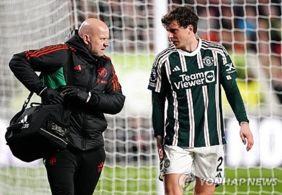 유럽 축구 소식 전문가 파브리치오 로마노 기자에 따르면 맨체스터 유나이티드 사령탑 에릭 턴 하흐 감독은 네덜란드 매체 풋볼 인터내셔널과의 인터뷰에서 일부 사람들에게 불만을 드러냈다. 올시즌 프리미어리그 8위로 시즌을 마무리해 경질 위기에 처한 턴 하흐 감독은 맨유의 마지막 리그 우승이 11년 전임에도 여전히 맨유가 최상위권에서 경쟁할 수 있다고 믿고 있는 팬들이 많다고 불만을 쏟아냈다. 또 지난 시즌 자신을 응원한 이들이 지금은 프리미어리그 최악의 감독이라고 부른다며 배신감을 드러냈다. 연합뉴스