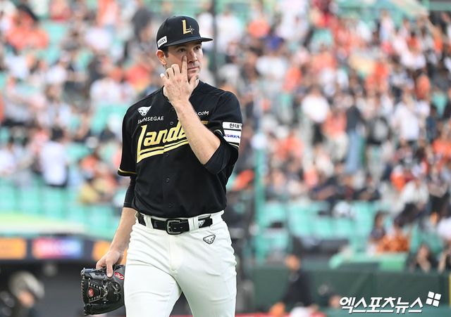 24일 오후 인천SSG랜더스필드에서 열린 2024 신한 SOL Bank KBO리그 한화 이글스와 SSG 랜더스의 경기, 2회초 수비를 마친 SSG 선발투수 앤더슨이 더그아웃으로 향하고 있다. 인천, 김한준 기자