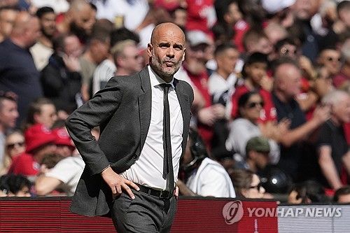 맨체스터 유나이티드는 25일 영국 런던에 위치한 웸블리 스타디움에서 열린 맨체스터 시티와의 잉글랜드 FA컵 결승전에서 승리하면서 우승을 차지했다. 이번 우승으로 맨유는 8년 만에 통산 13번째 FA컵 우승을 달성했고 지난 시즌 카라바오컵 우승에 이어 2년 연속 유관으로 시즌을 마쳤다. 또 FA컵에서 우승하면서 리그 8위를 차지했음에도 다음 시즌 UEFA 유로파리그에 진출할 수 있게 됐다. 맨유가 유로파리그로 향하면서 6위 첼시는 유로파 콘퍼런스리그에 나가고 7위 뉴캐슬 유나이티드는 유럽대항전 진출이 좌절됐다. 연합뉴스