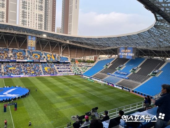 인천 유나이티드와 광주FC가 25일 오후 7시 인천축구전용경기장에서 '하나은행 K리그1 2024' 14라운드 맞대결을 갖는다. 인천은 6위(4승 5무 4패∙승점 17)로 7위 광주(5승 8패∙승점15)와 단 2점 차이다. 인천은 12라운드 FC서울과의 홈 경기에서 1-2로 패하고 경기 종료 직후 물병 투척 사건이 발생하면서 홈 응원석이 폐쇄되는 징계를 받았다.&nbsp;이 경기부터 인천은 5경기 동안 홈 응원석이 퍠쇄된다. 인천, 김정현 기자